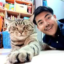 El joven tailandés y su gato Archie