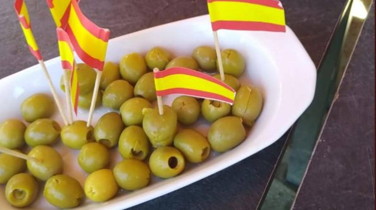 Un independentista denuncia que un bar madrileño le sirvió aceitunas con la bandera española