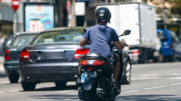 Un hombre derriba a un motorista después de propinarle una brutal patada