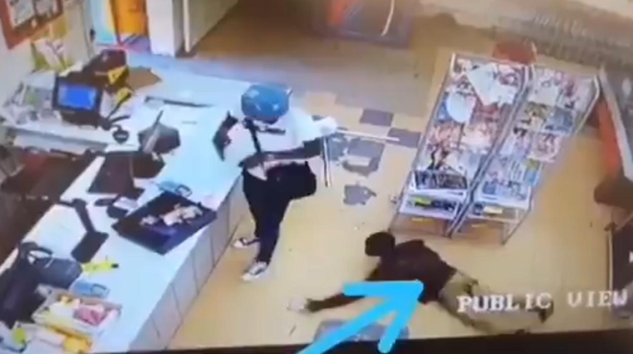 Vídeo: Un cliente roba a un ladrón mientras atraca a punta de pistola un supermercado