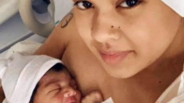 Una mujer que viajaba de Tampa a Pensilvania se pone de parto en pleno vuelo y llama a su hija Sky