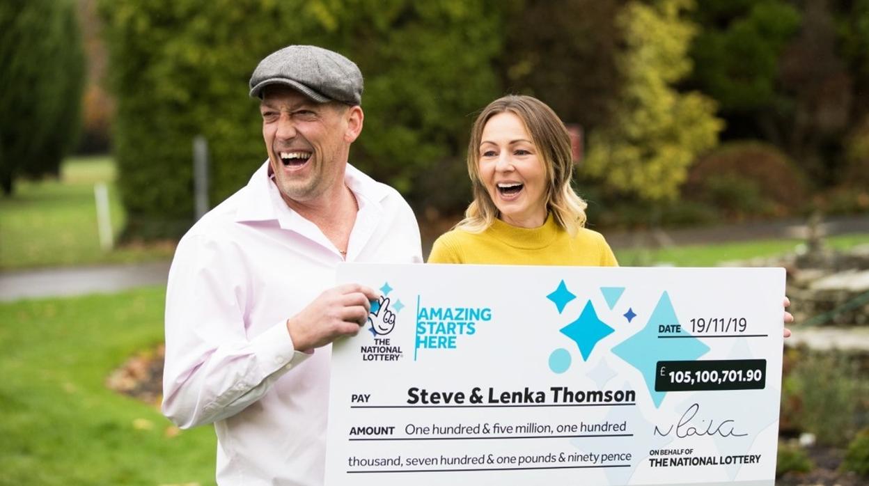 Steve y Lenka Thomson posan con el cheque del premio