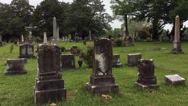Un hombre encuentra una tumba con su nombre en un cementerio y culpa a su exmujer