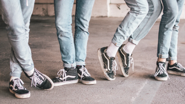 Este San Valentín, celébralo combinando las zapatillas en pareja