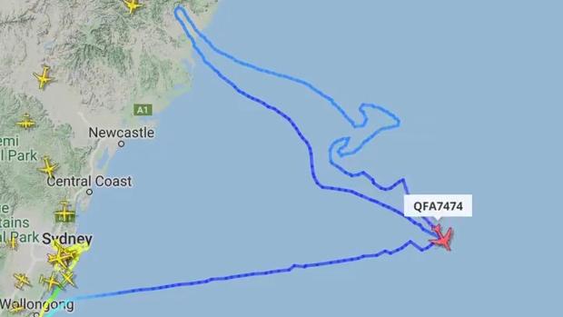 El último Boing 747 en ruta de la aerolínea australiana Qantas se despide dibujando un canguro en el cielo