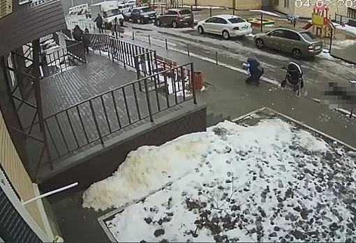Un hombre se lanza desde un piso 17 y mata a un bebé al caer sobre su cochecito en Rusia