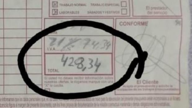 'Sablazo' de un cerrajero: «Tardaron un minuto en abrir la puerta y me cobraron 428 euros, es un abuso»