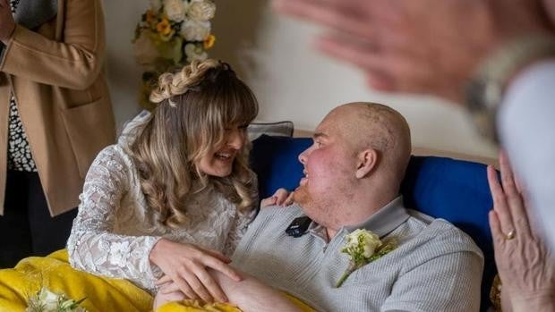 Se casa con su novia tras recibir el diagnóstico de un tumor incurable