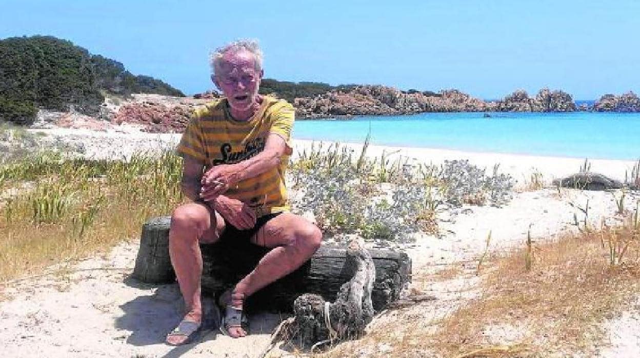 Mauro Morandi, en su amada isla de Budelli, en el Mediterráneo