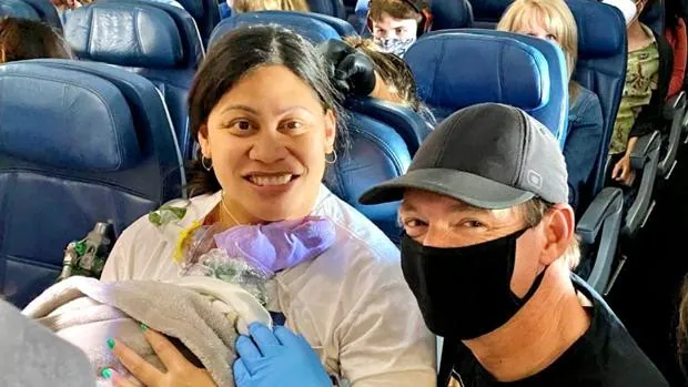 Una mujer que no sabía que estaba embarazada da a luz en pleno vuelo
