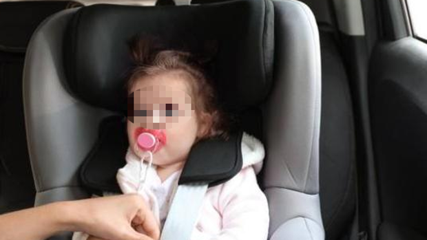 Una niña de dos años muere después de que su madre la dejara siete horas sola en el coche