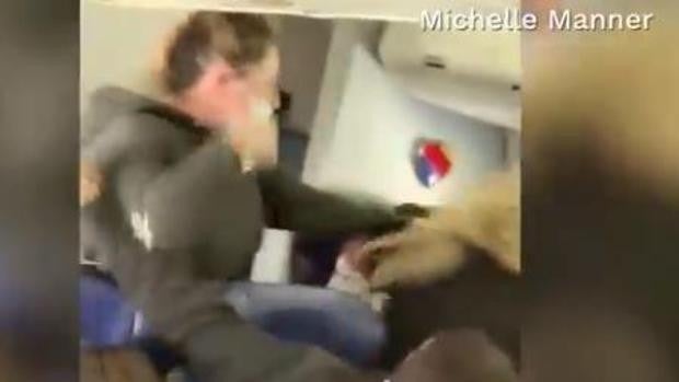 Una azafata pierde dos dientes por la agresión de una pasajera en un vuelo de Southwest