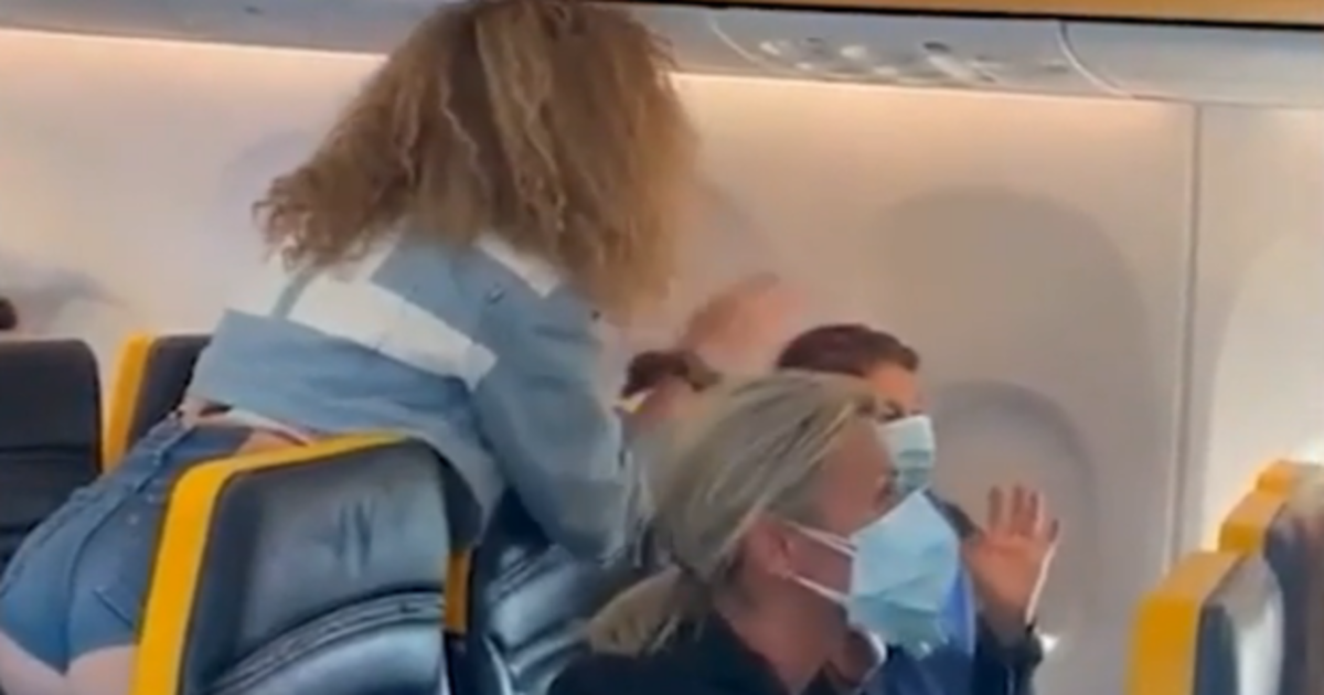 Una mujer pierde el control en un avión contra los pasajeros que le recriminaban que no llevara bien la mascarilla