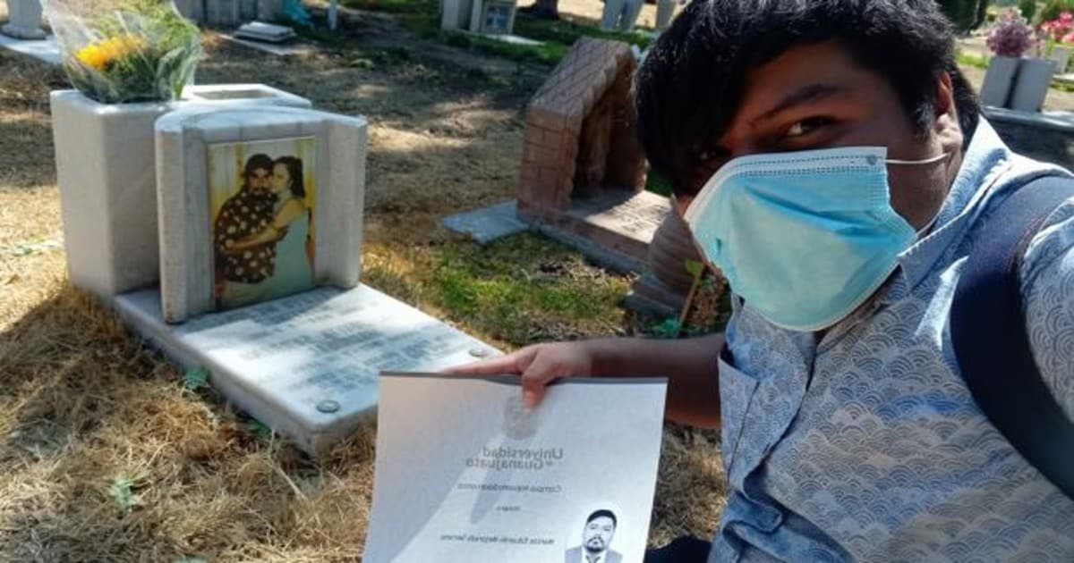Un estudiante cumple su promesa y lleva su título universitario a la tumba de sus padres