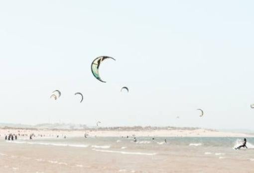 El kitesurf es un deporte acuático que cada vez cuenta con más seguidores