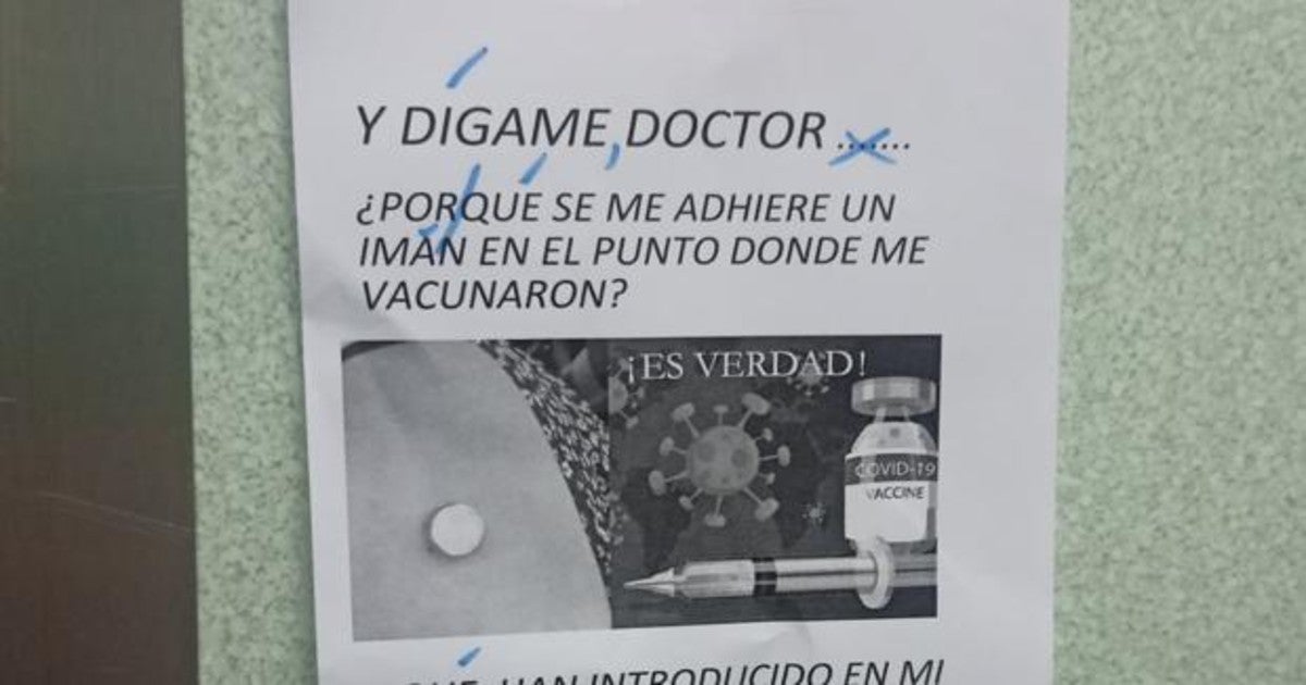 El cartel que colgaba esta mujer negacionista en contra de las vacunas