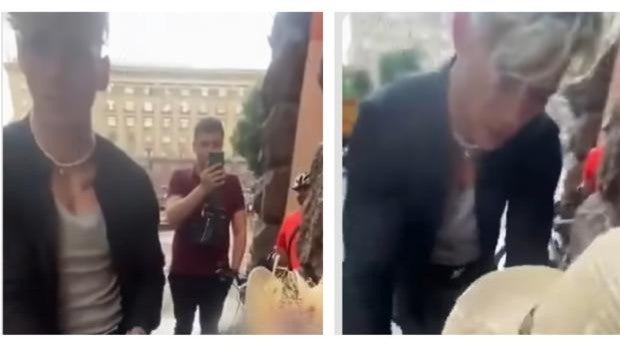 Un influencer le regala un móvil a una niña y después le pide que se lo devuelva: «Es solo para el vídeo»