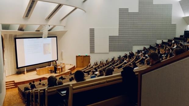 Un alumno emociona a su profesor al renunciar a la matrícula de honor: «La beca le podría hacer más falta a otro»