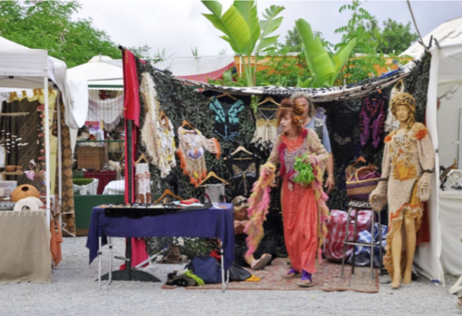 El mercadillo de Las Dalias permite conocer mejor el espíritu hippie y bohemio que acompaña a Ibiza