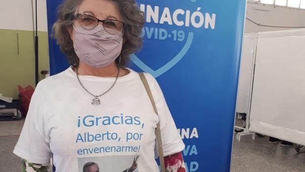 Una mujer acude a vacunarse con un polémico mensaje en su camiseta: «Gracias por envenenarme»