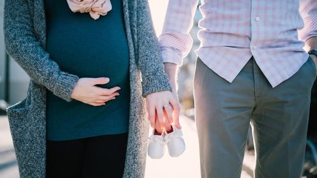 Un tiktoker genera polémica al pegarse una sandía en su tripa para sentir lo mismo que su mujer embarazada