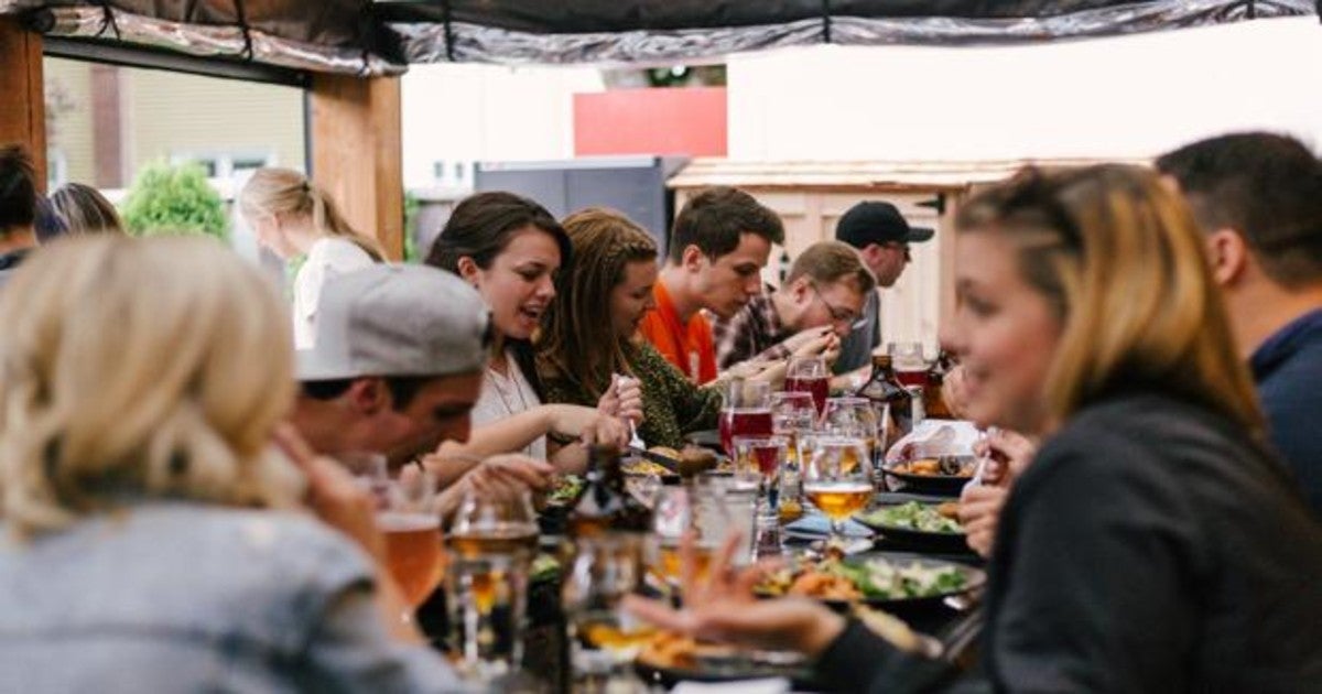 Un restaurante de California comienza a atender solo a clientes que confirmen que no se han vacunado