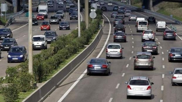 Dos niños de 8 y 6 años logran llevar el coche fuera de la carretera después de que su padre muriera al volante