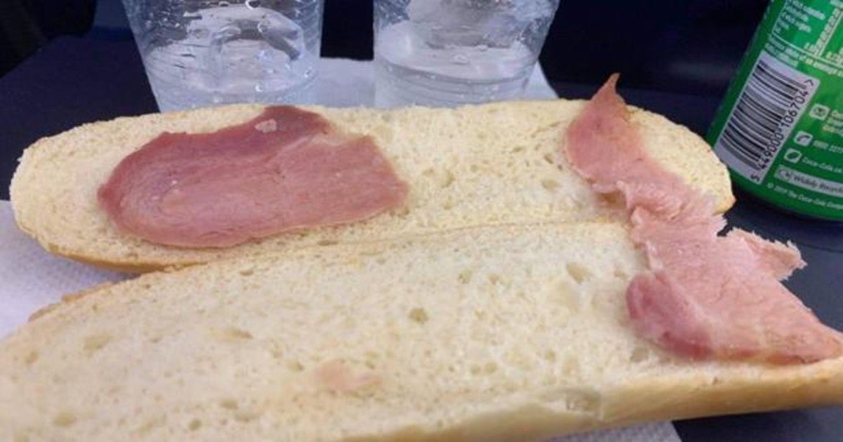 Una pasajera recibe el «bocadillo más triste del mundo» tras pagar 5,50 euros durante un vuelo