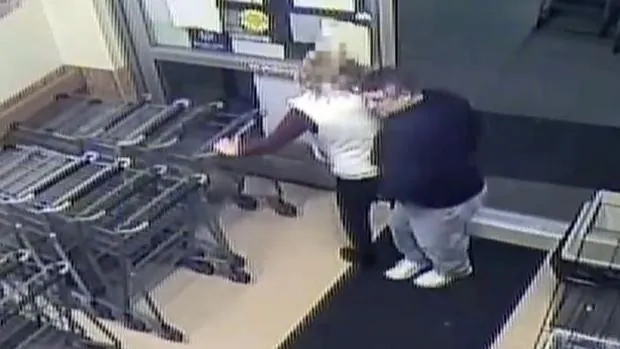 Un hombre ataca a una mujer con una jeringuilla con su propio semen en un supermercado