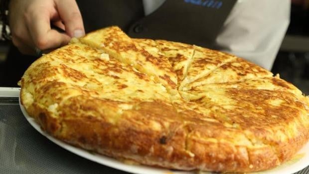 Pide una tortilla de patata sin cebolla y le cobran un euro más: «Vamos a financiar la batalla contra los anticebollistas»