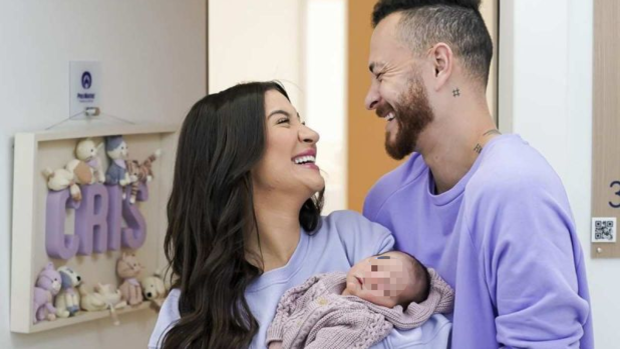 Una 'influencer' decide no asignar género a su bebé para que elija su propia identidad