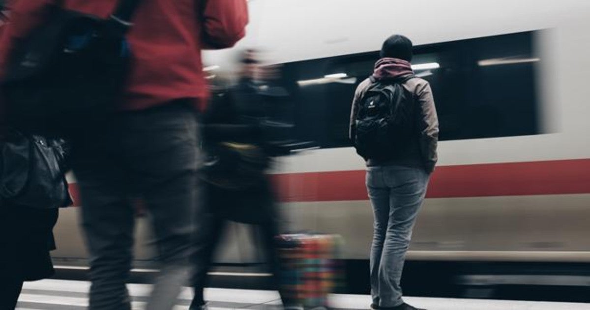 Una mujer empuja a otra a la vía justo cuando estaba llegando el tren a la estación