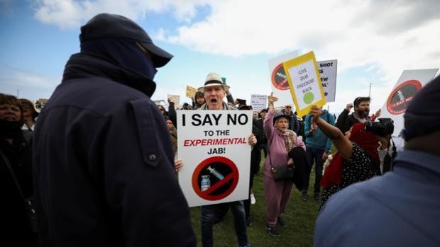 La genial respuesta de un sintecho que deja en ridículo  a un grupo de antivacunas