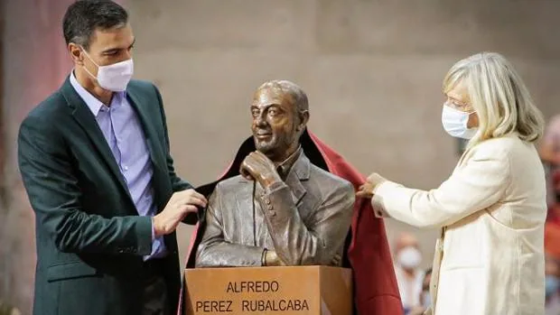 El busto de Rubalcaba se convierte en el 'Ecce Homo' del Congreso del PSOE y desata la mofas