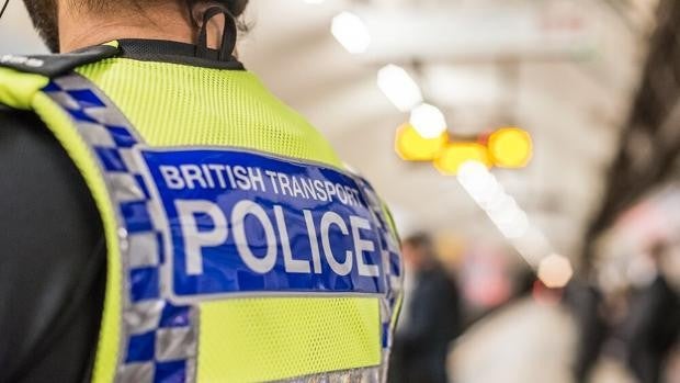 Varias personas evitan la agresión racista de un hombre a una mujer asiática en pleno metro de Londres