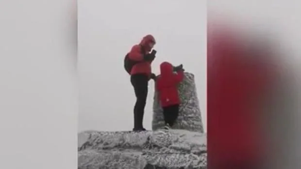 Un niño de 4 años con un pie amputado se convierte en la persona más joven en escalar el pico más alto de Gales