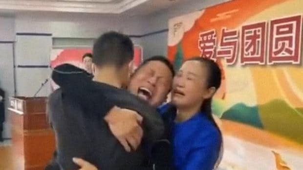Una pareja china se reencuentra con su hijo secuestrado hace 14 años