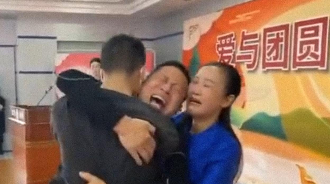 Una pareja china se reencuentra con su hijo secuestrado hace 14 años