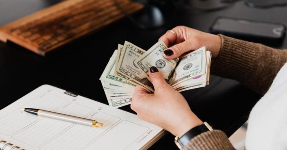 Recibe una propina de más de 2.000 dólares y acaba siendo despedida por no querer compartirlo