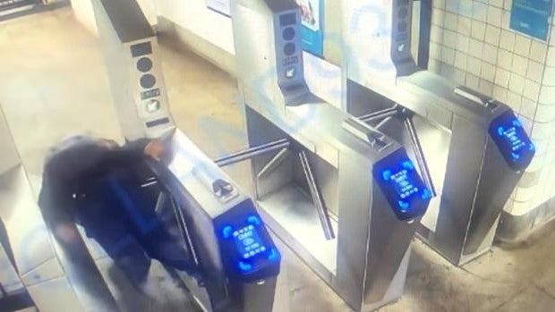 Un hombre se rompe el cuello y muere al intentar saltar los tornos del metro