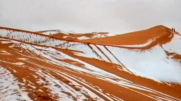 Nieva en el desierto del Sáhara: el fenómeno que cubre de blanco las dunas por quinta vez en 42 años