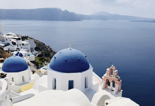 Santorini es una de las islas más bellas del Mediterráneo con un pueblo precioso y bellas playas.