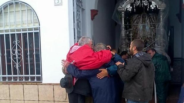 Abrazo de los cuatro peregrinos vascos ante el Simpecado de Lucena (Córdoba)