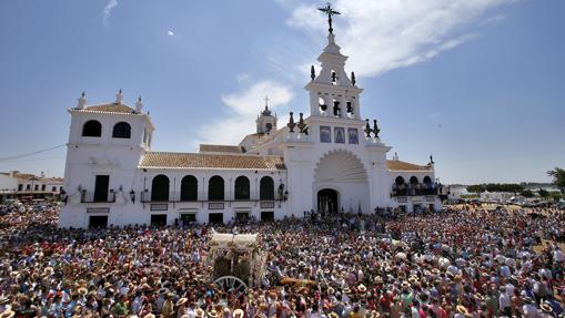 Triana presentándose ante la Virgen del Rocío