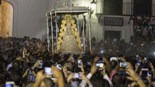 La Virgen del Rocío al salir del santuario, bajo un mar de móviles