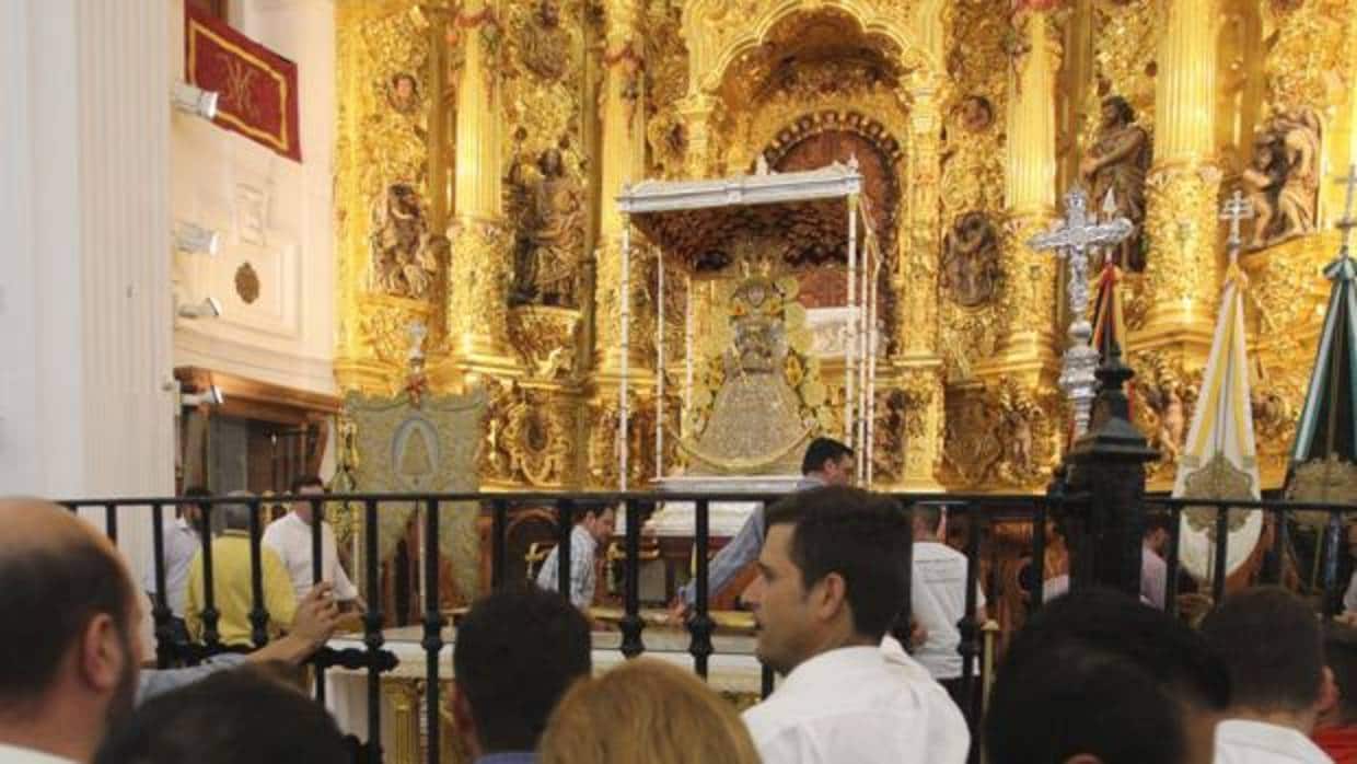Los santeros de la Virgen desalojan el altar en los momentos previos a la salida