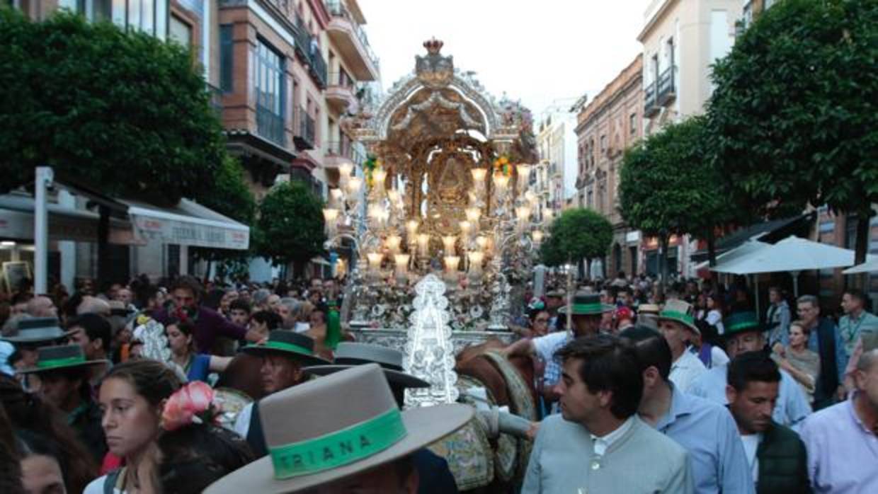 La carreta de la Hermandad de Triana, avanzando por San Jacinto