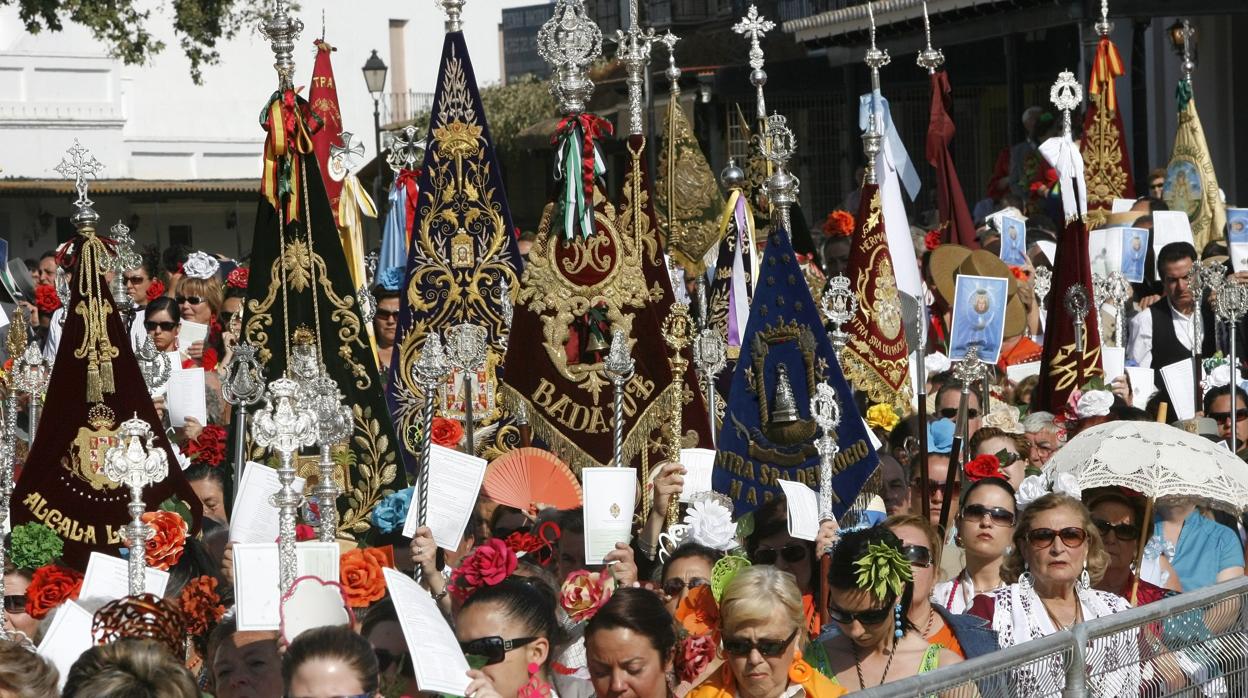 Romeros durnate la celebración del Pontifical en la Plaza del Real del Rocío