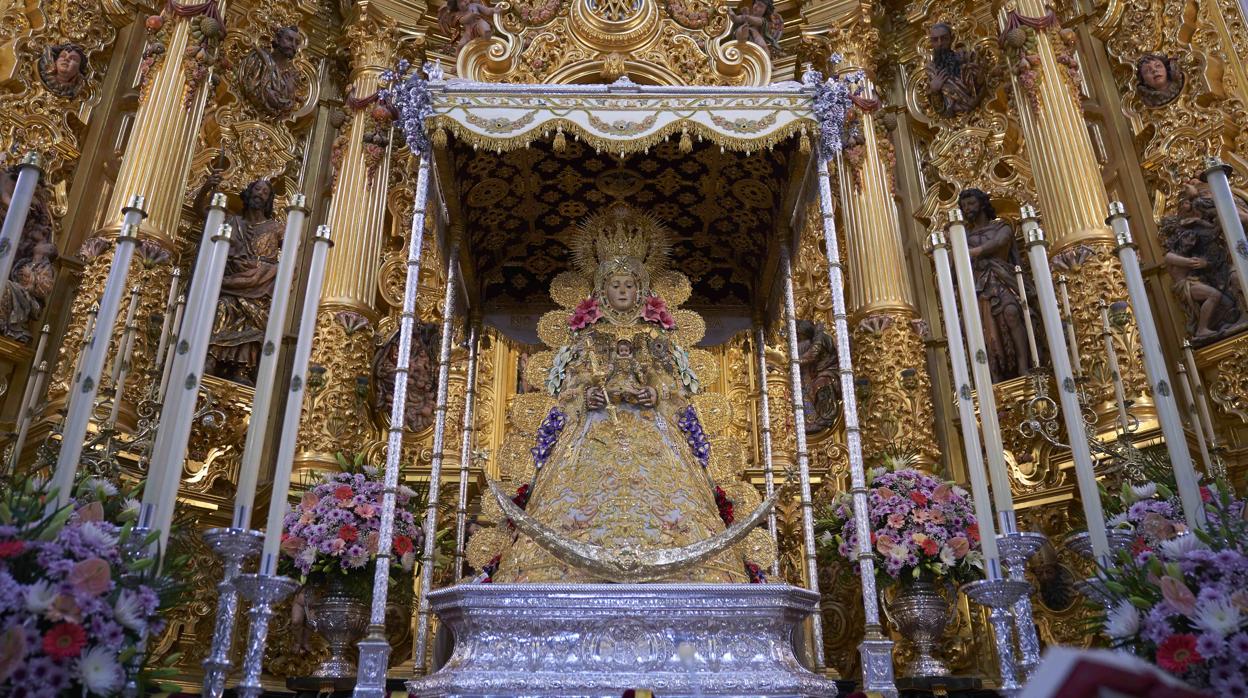 Las andas de la Virgen del Rocío lucen ya las bambalinas con las que procesionará el Lunes de Pentecostés