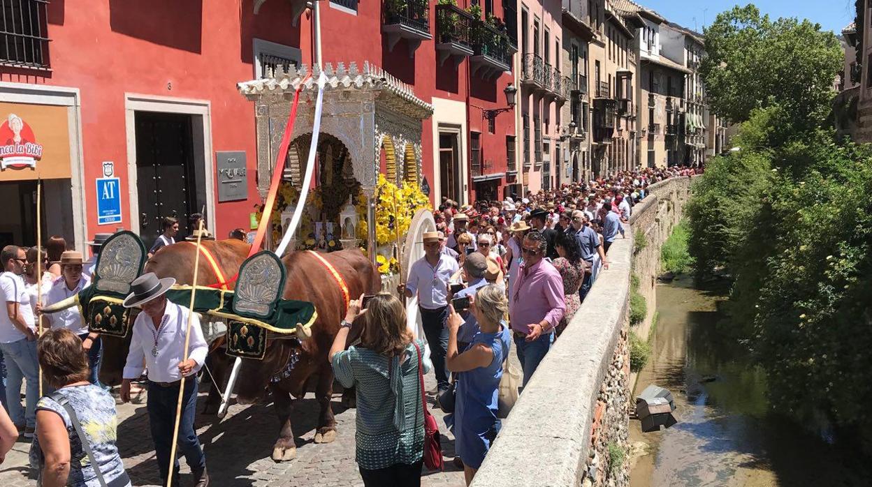 La hermandad del Rocío de Granada ha partido desde la iglesia de San Pedro y San Pablo, en la Carrera del Darro